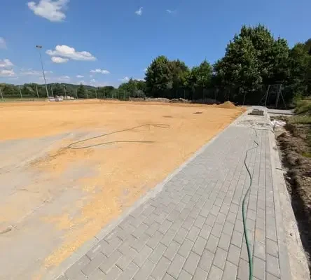 Postęp prac przy przebudowie boiska w Sidzinie – podbudowa i drenaż gotowe