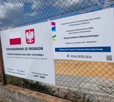Przebudowa boiska w Sidzinie: podbudowa i drenaż gotowe, trwają ostatnie prace