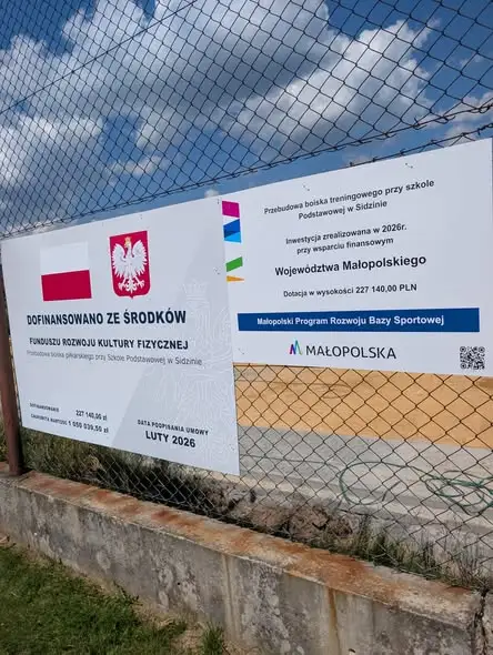 Przebudowa boiska w Sidzinie: podbudowa i drenaż gotowe, trwają ostatnie prace