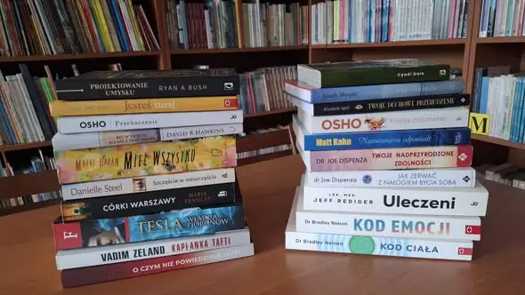 Książki od czytelników wzbogacają zbiory biblioteki w Zembrzycach