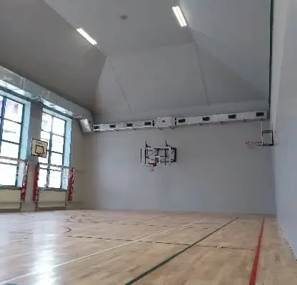 Wakacyjny remont w szkole w Osielcu – nowa elewacja, sala gimnastyczna i łazienki