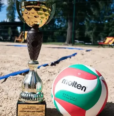 III Turniej Siatkówki Plażowej w Zembrzycach: sportowe emocje i puchar dla drużyny Dziadki