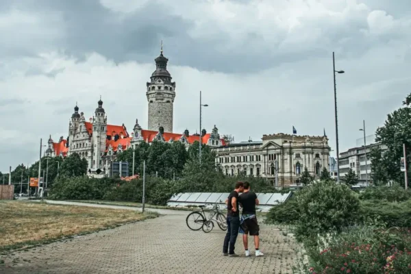 Nowy chodnik i ścieżka rowerowa przed Urzędem Miasta w Suchej Beskidzkiej