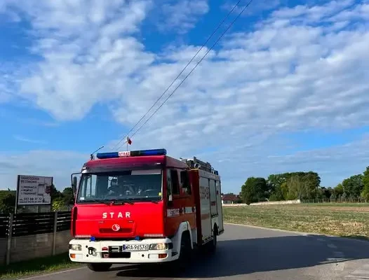 OSP Maków neutralizowała plamę ropopochodną na skrzyżowaniu ulic Bogusławskiej i Małęczyńskiej