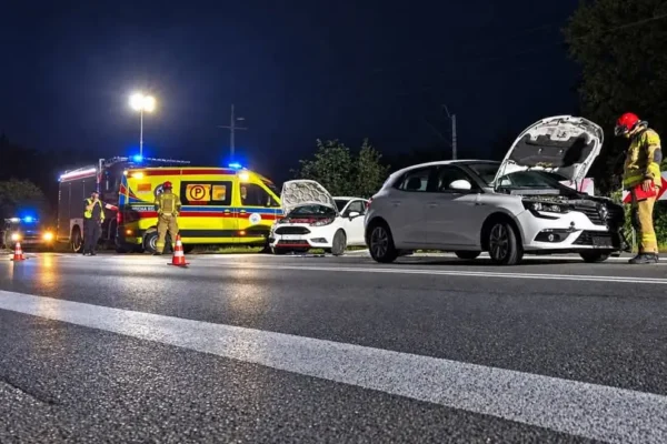 Zderzenie dwóch aut na DK28 w Zembrzycach – akcja służb w środku nocy