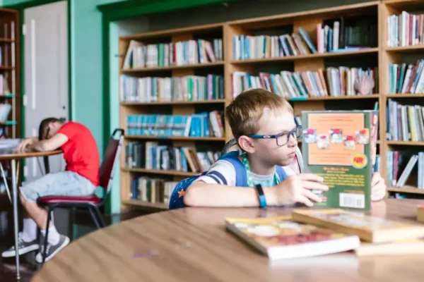 „Wakacje z książką” w bibliotece w Palczy – czworo młodych czytelników nagrodzonych